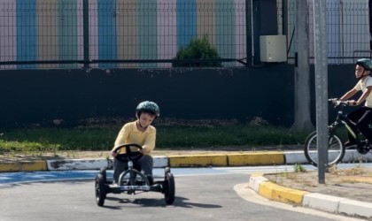 Çocuklar direksiyon başına geçti