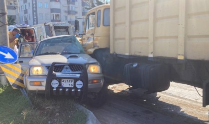 Çöp kamyonu, kamyonete çarptı: 4 ölü, 2 yaralı