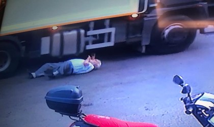 Çöp kamyonunun üzerinden geçip sürüklediği yaşlı adam ağır yaralandı