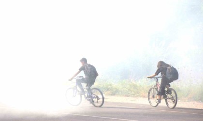 Çöplük yangını kuru otlara sıçradı, sürücüler zor anlar yaşadı
