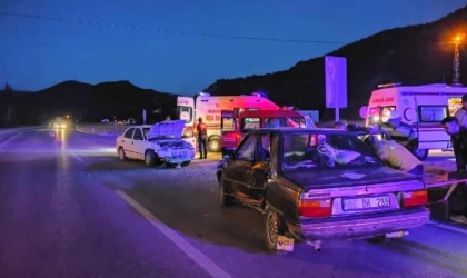 Çorum’da iki otomobil çarpıştı: 5 yaralı