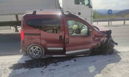 D100de hafif ticari araç bariyerlere çarptı: 1 yaralı