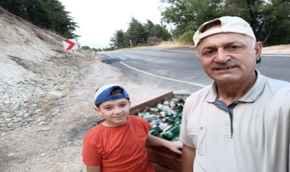 Dağ yolu ve etrafına atılan alkol şişelerini topladılar