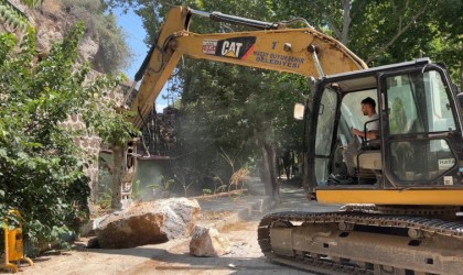 Depremin etkisini gösteren devasa kayalar parçalanarak kaldırılıyor