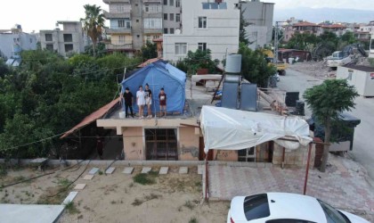 Depremzede öğrenciler ders çalışmak için evin damına çadır kurdu