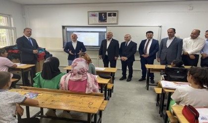 Depremzede öğrencilere kırtasiye malzemesi dağıtıldı