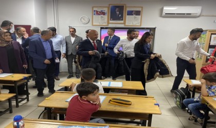 Depremzede öğrencilere mont dağıtıldı