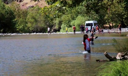 Derecikte sıcaktan bunalan vatandaşlar derede serinliyor