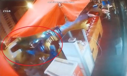 Diyarbakırda bir minibüsün pastaneye girdiği an kamerada