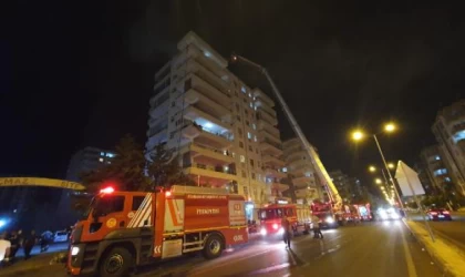 Diyarbakır’da çatı yangını: 4 itfaiyeci dumandan etikendi