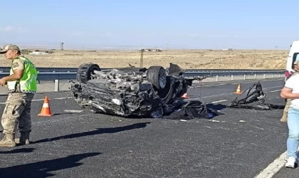 Diyarbakır’da lastiği patlayan otomobil takla attı: 3 ölü 