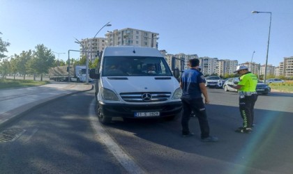 Diyarbakırda okul servislerine yapılan denetimde 54 araca cezai işlem uygulandı