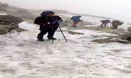 Dondurucu soğuklarda Ağrı Dağı zirvesine tırmanış