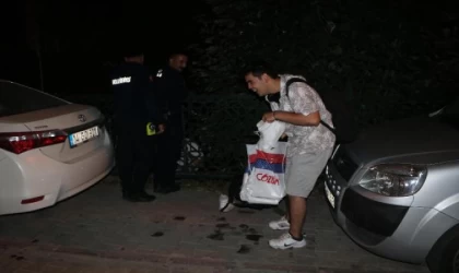 Düşen gözlüğü almak için indiği derede mahsur kaldı, kurtarma sırasında arkadaşı kahkaha attı