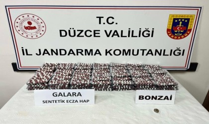 Düzcede bir araçtan 4 bin 102 adet uyuşturucu hap çıktı