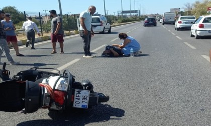 Edremitte motosiklet kazasında sürücünün yardımına çevredekiler koştu