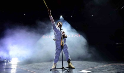 Ekin Uzunlar Amerikadan geldi, ayağının tozuyla Bursada sahne aldı