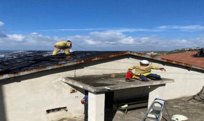 Ekiplerin hızlı müdahalesiyle çatı yangını söndürüldü