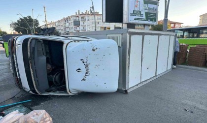 Ekmek servis araçları çarpıştı: 1 yaralı