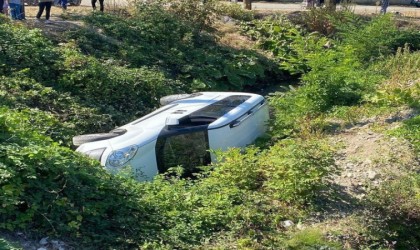 El freni çekilmeyen araç dereye düştü