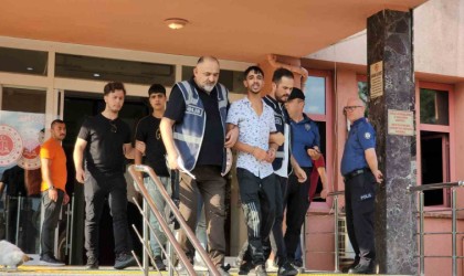 Elini öpme bahanesi ile gasp ettiler