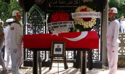 Emekliye ayrıldıktan 2 gün sonra yaşamını yitiren Tuğamiral Akçay, toprağa verildi