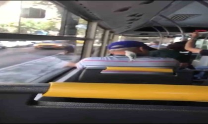 Ensesine konan muhabbet kuşuyla böyle seyahat etti