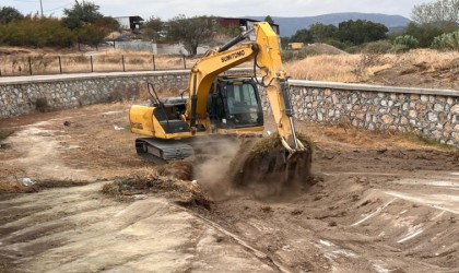Ezinede taşkınlara karşı Akçin çayı ve Üsküfçü deresindeki su akış yatakları temizleniyor
