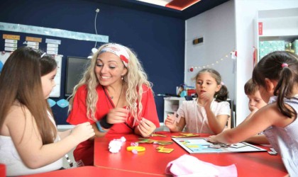 Farklı milletlerden çok sayıda öğrenci aynı çatı altında bir araya geldi