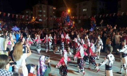 Festivalin gözdesi Yıldızlar folklor ekibi oldu