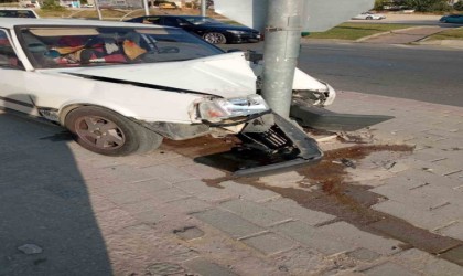 Freni tutmayan otomobil trafik ışıkları direğine çarptı: 1 yaralı