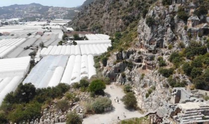 Geçmişi binlerce yıla dayanan Myra Antik Kentinde kazılar tapulu arazilere takıldı
