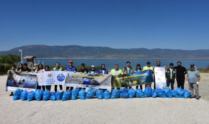 Gönüllü gençler Burdur Gölü kenarında temizlik yaptılar