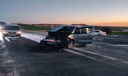 Hafif ticari araç kamyona çarptı: 5 yaralı