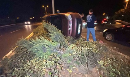 Hafif ticari araç refüjde devrildi