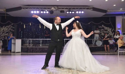 Halk oyunları eğitmeni çiftten muhteşem düğün