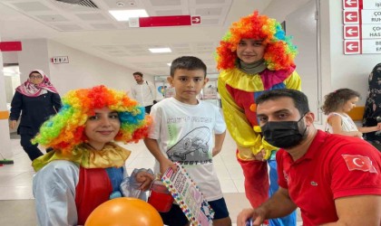 Hastane tedavi gören çocuklara gönüllü gençlerden moral etkinliği