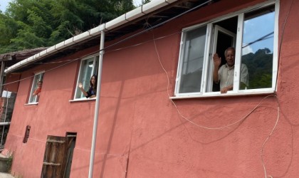 Hayırsever işadamı evleri yıkılan aileye ev satın aldı