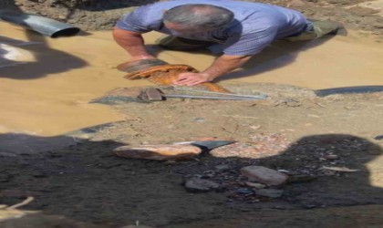 İçme suyu hattını tıkayarak mahalleyi susuz bırakan taşlar, ekipleri hayrete düşürdü