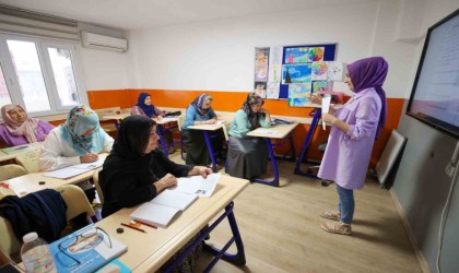 İlk kez okul sıralarına oturdular