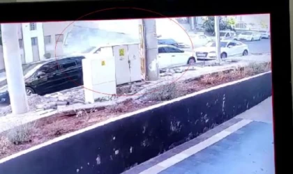 İş yerinin dış cephe kaplaması park halindeki otomobillerin üzerine düştü