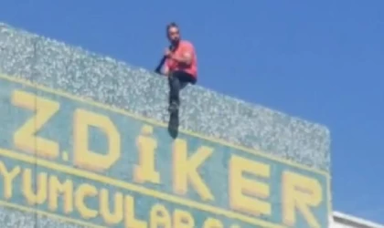 İş yerinin açılması için çatıda benzin ve tüfekle eylem yaptı, polis ikna edip indirdi