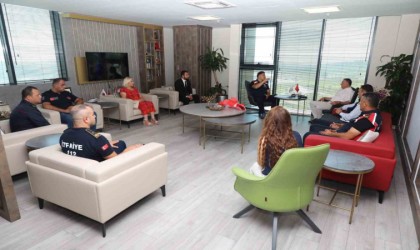 İtfaiye Haftasında Hatay Büyükşehir Belediyesi itfaiye ekibinden Başkan Savaşa ziyaret