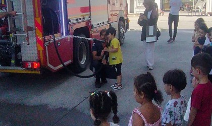 İtfaiyeden minik öğrencilere yangın söndürme tatbikatı