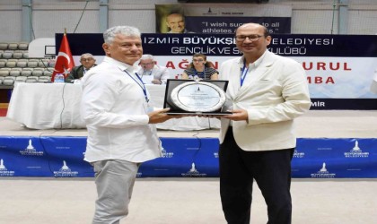 İzmir Büyükşehir Belediyesi Gençlik ve Spor Kulübünde bayrak değişimi