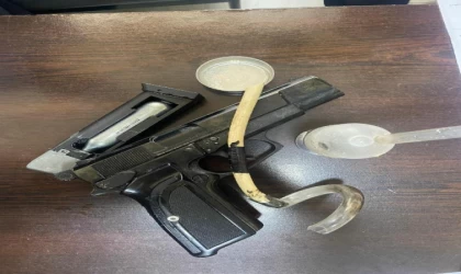 İzmir’de 14 ayrı hırsızlık suçundan aranan şüpheli, üzerinde silah ve uyuşturucuyla yakalandı