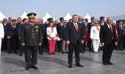 İzmir’de 350 metrelik dev Türk bayrağı ile ’Zafer Yürüyüşü’ (2)