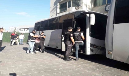 İzmirde adliye önündeki çatışmayla ilgili 20 şüpheli adliyede