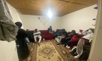 İzmir’de evde 16 kaçak göçmen yakalandı