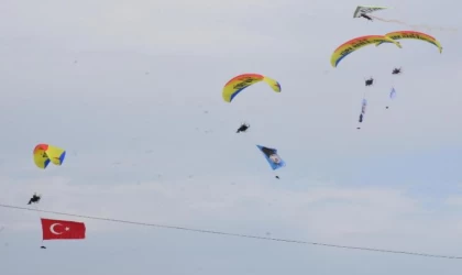 İzmir’de TEKNOFEST’te 2’nci gün; paraşüt atlayış ekibi gösteri yaptı (2)